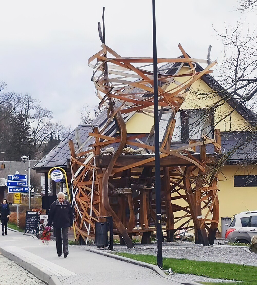 20. Автобусная остановка с причудливой деревянной конструкцией у главной дороги в Блудове, Северная Моравия