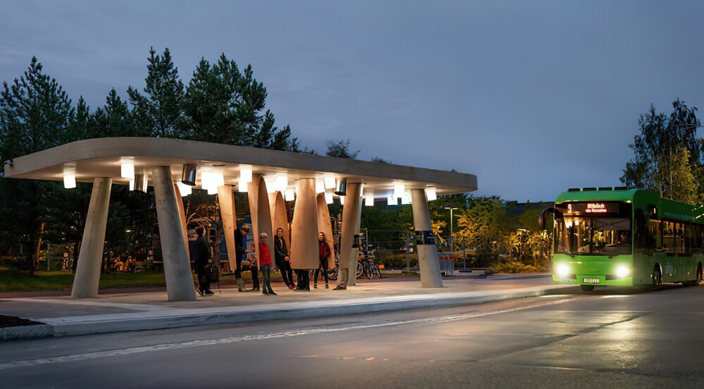 18. Современная автобусная остановка в Швеции. С деревянными капсулами, на которые можно опереться и которые автоматически поворачиваются, закрывая вас от ветра