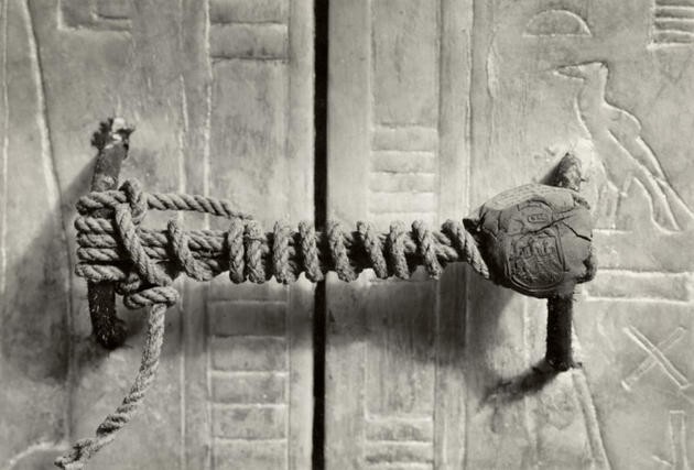 20. Печать на гробнице Тутанхамона, 1922 год. Она оставалась нетронутой 3245 лет
