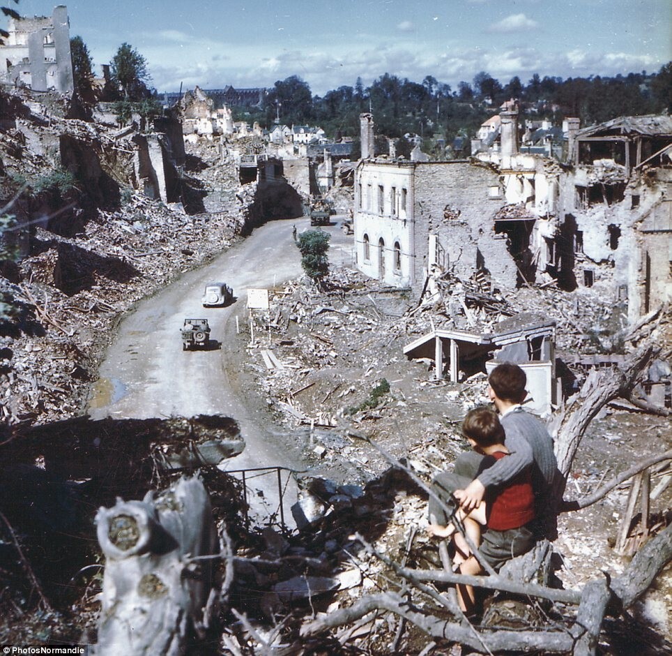 27. После вторжения в день "Д". Сен-Ло, Франция, июнь 1944 года
