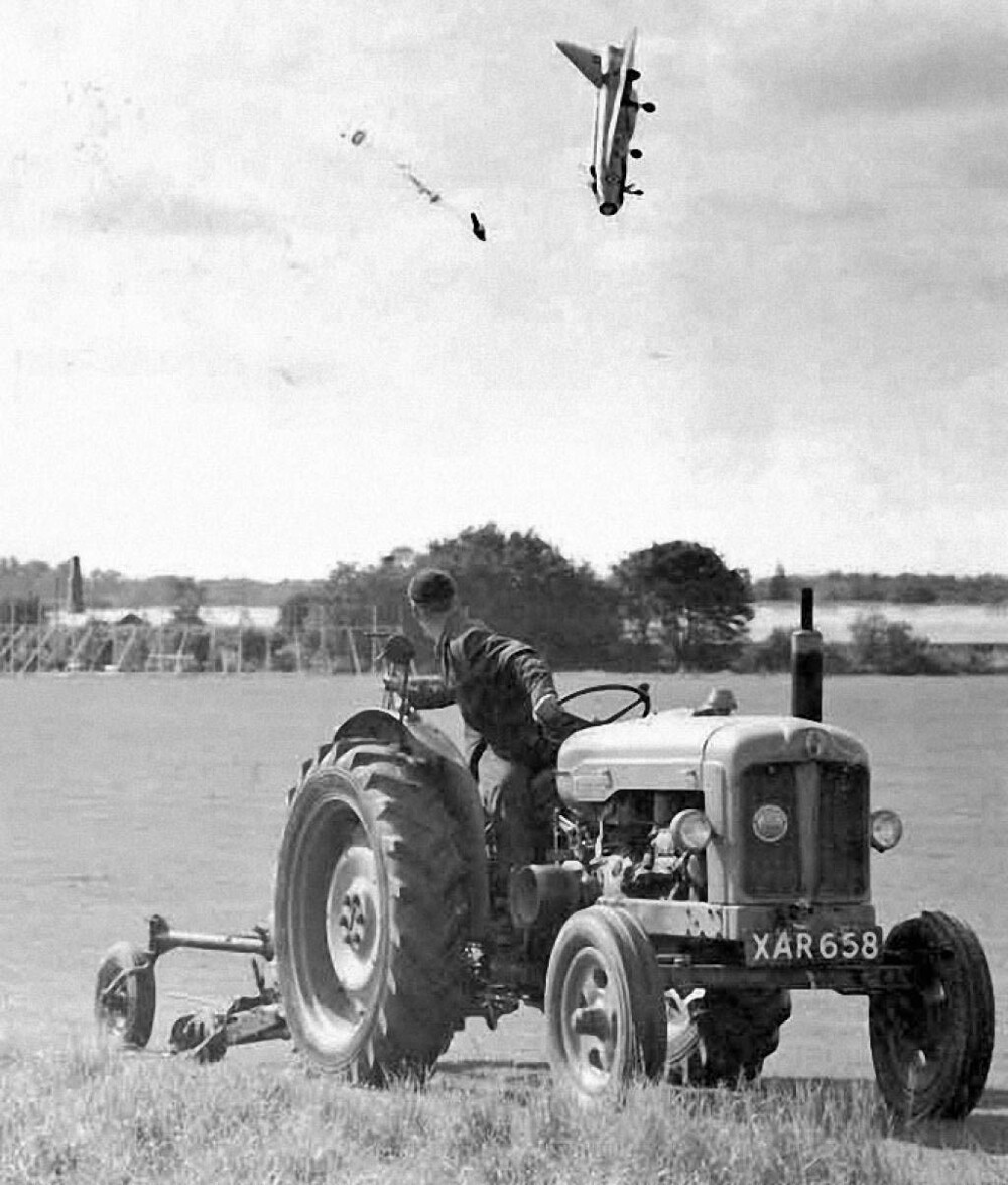13. Летчик–испытатель Джордж Эйрд катапультируется из самолёта English Electric Lightning F1. Хартфордшир, Англия, 13 сентября 1962