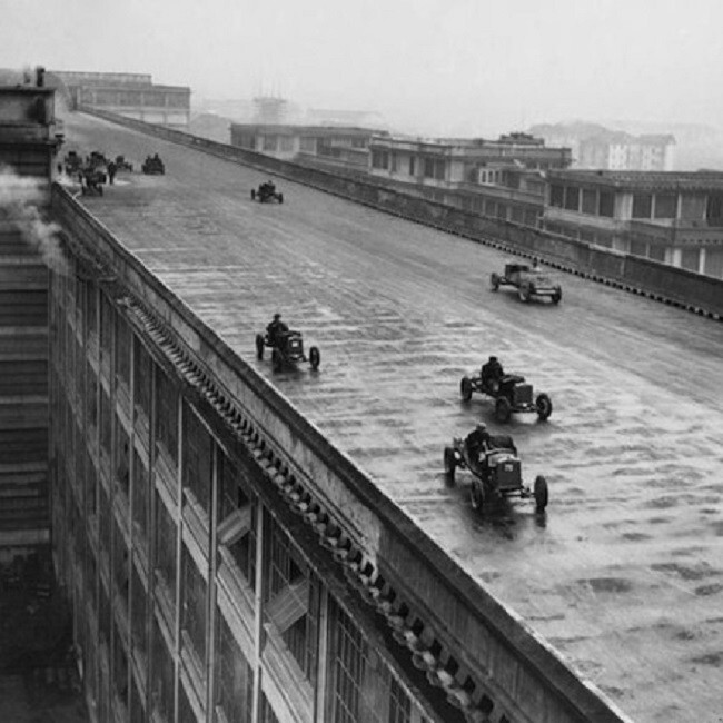 21. Сотрудники завода Fiat в Турине, Италия, на крыше. 1923 год