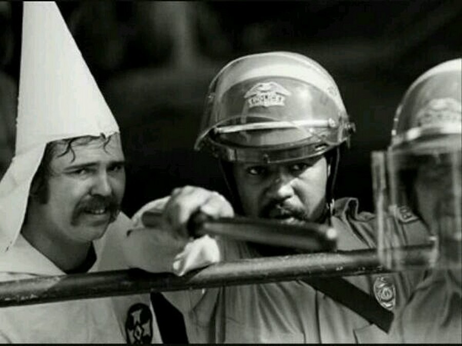 16. Чернокожий офицер защищает члена Ку-клукс-клана от протестующих, 1983 год