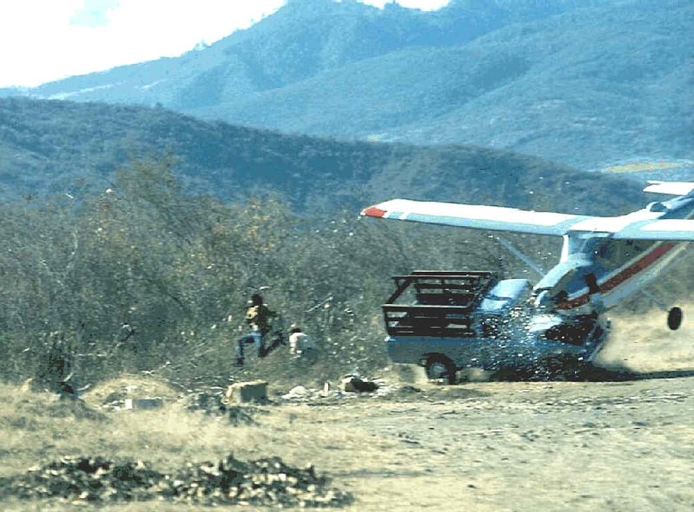 7. Из-за сильного ветра заходящий на посадку самолет врезался в грузовик, стоящий рядом со взлетно-посадочной полосой. 1976 год