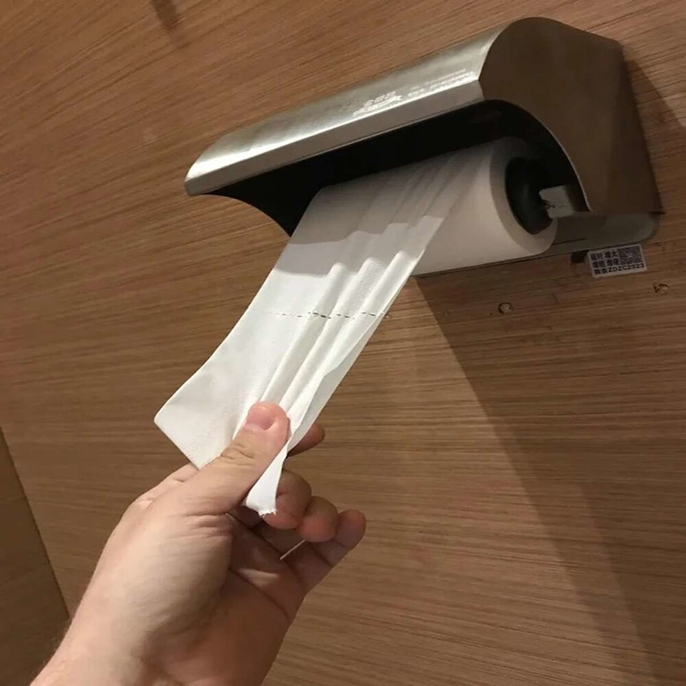 19. «Этот диспенсер для туалетной бумаги позволяет брать только 2-3 куска за раз. Я ВОЗЬМУ больше, он просто отсрочивает неизбежное»