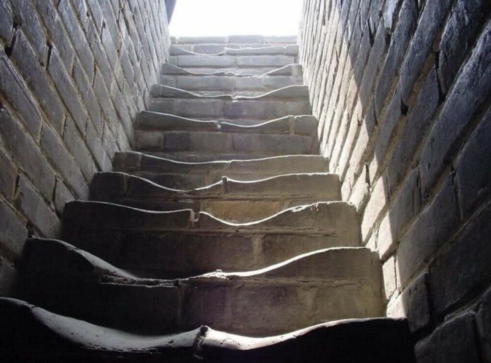 12. Ступеньки Великой китайской стены. Количество людей, которые прошли по ним, неисчислимо