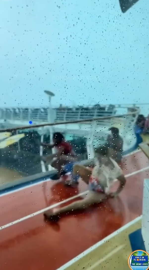 Взболтать, но не смешивать: круизный лайнер попал в шторм у берегов Флориды