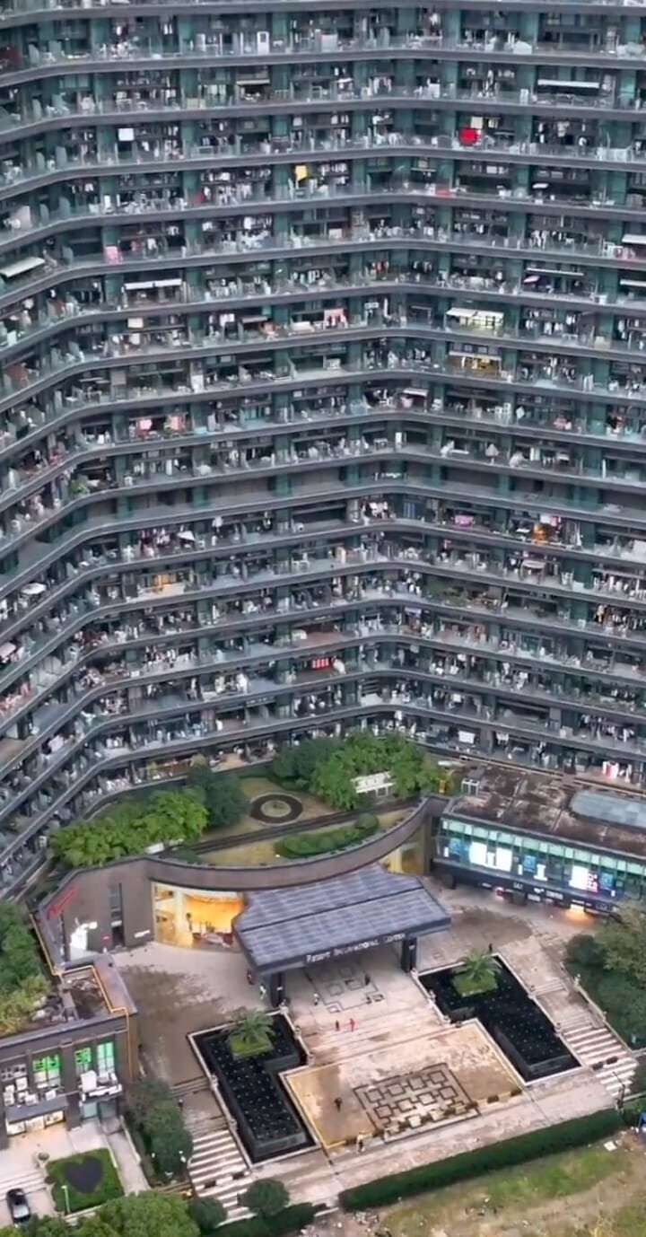 Китайский "человейник", в котором может проживать около 20 тысяч человек