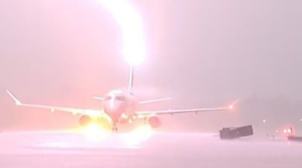 Молния ударила в самолет с пассажирами в США