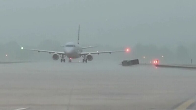 Молния ударила в самолет с пассажирами в США