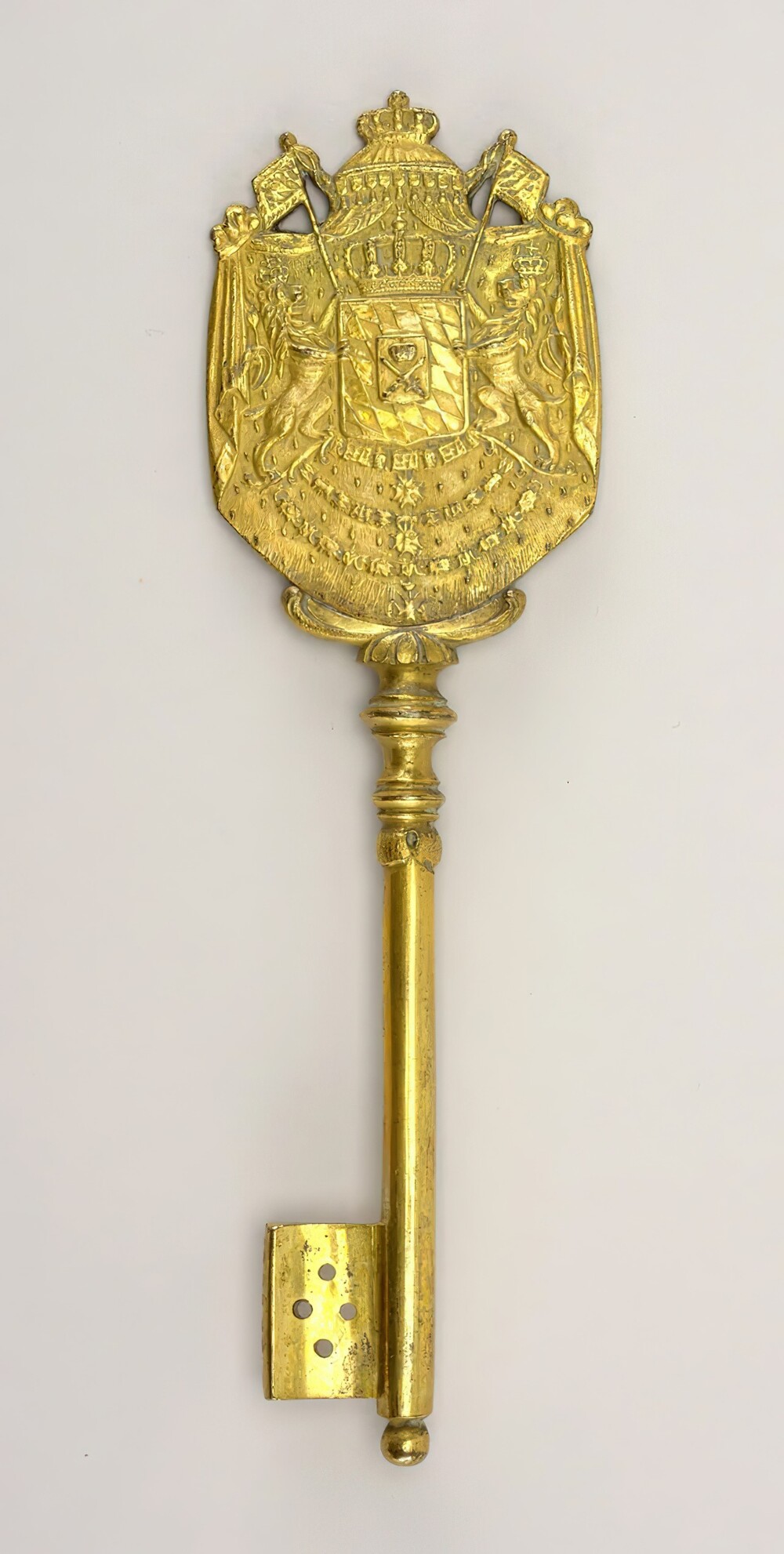 11. Ключ из позолоченной бронзы с гербом Баварии с обеих сторон, ок. 1810 г.