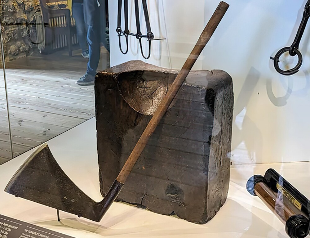 25. Дубовая плаха, использованная для последней публичной казни на Тауэр-Хилл в Лондоне в 1745 году