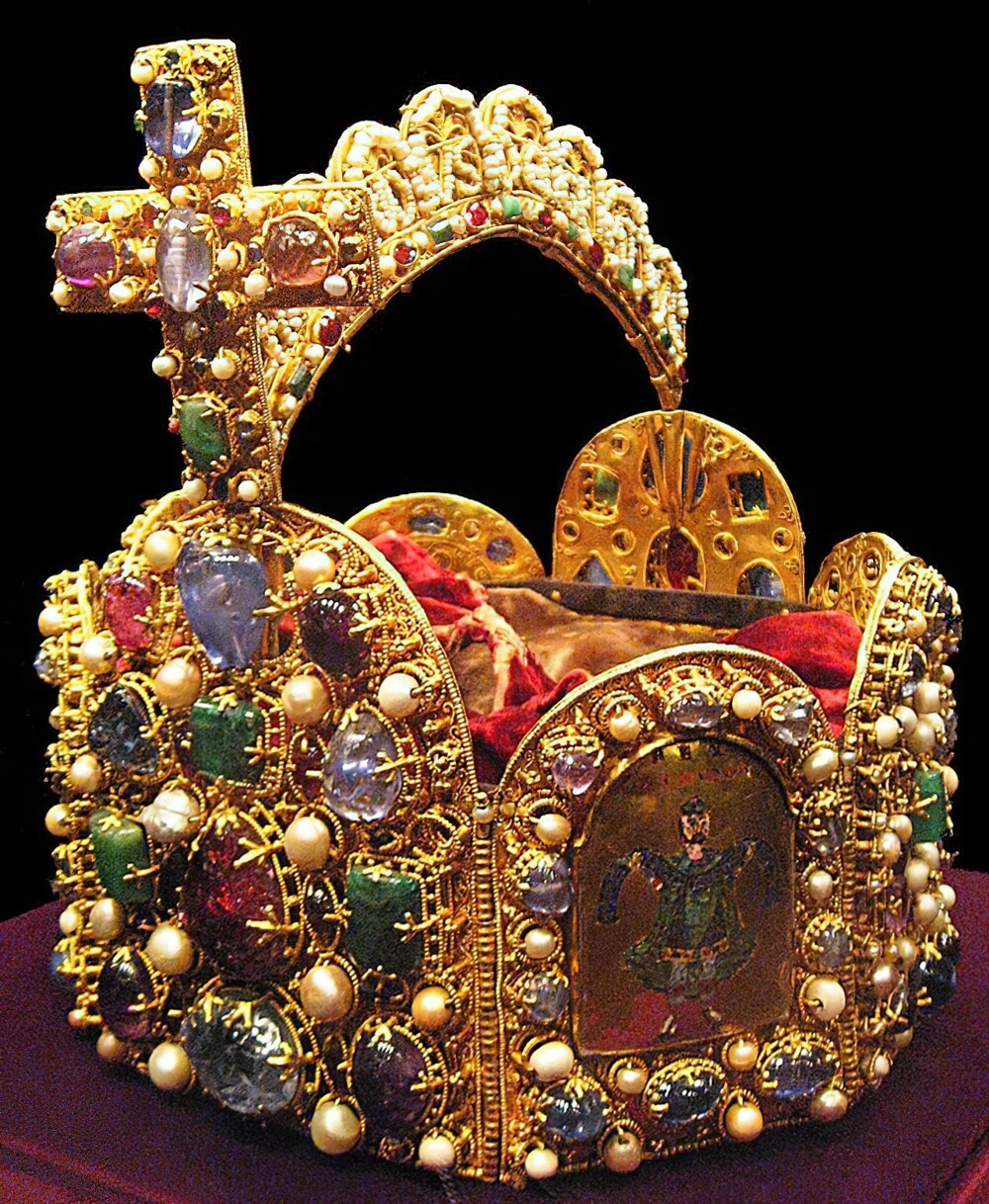 9. Императорская корона Священной Римской империи. Оттон III («Чудо мира») был коронован им в 994 году папой Григорием V. Крест был добавлен в начале 11 века, а арка ок. 1030 г. 