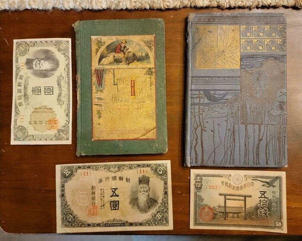 21. «Нашел коробку со старыми японскими купюрами и двумя книгами конца 1800-х годов!»