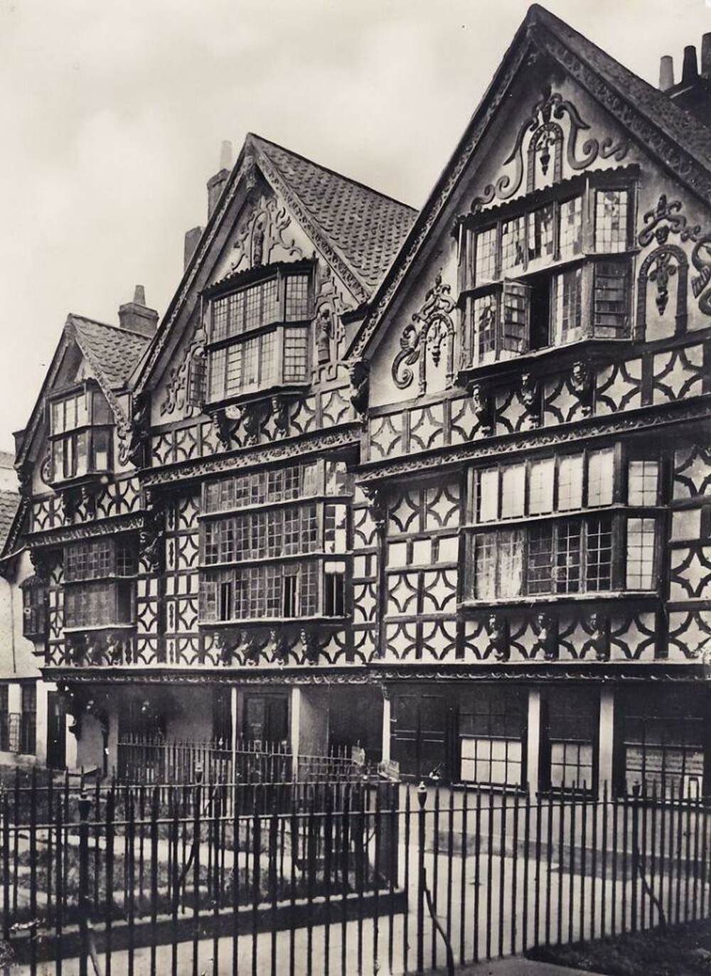 3. Больница Святого Петра, Бристоль, Англия. Построен в конце 14 века как купеческий дом, разрушен во время Бристольского блица в 1940 году