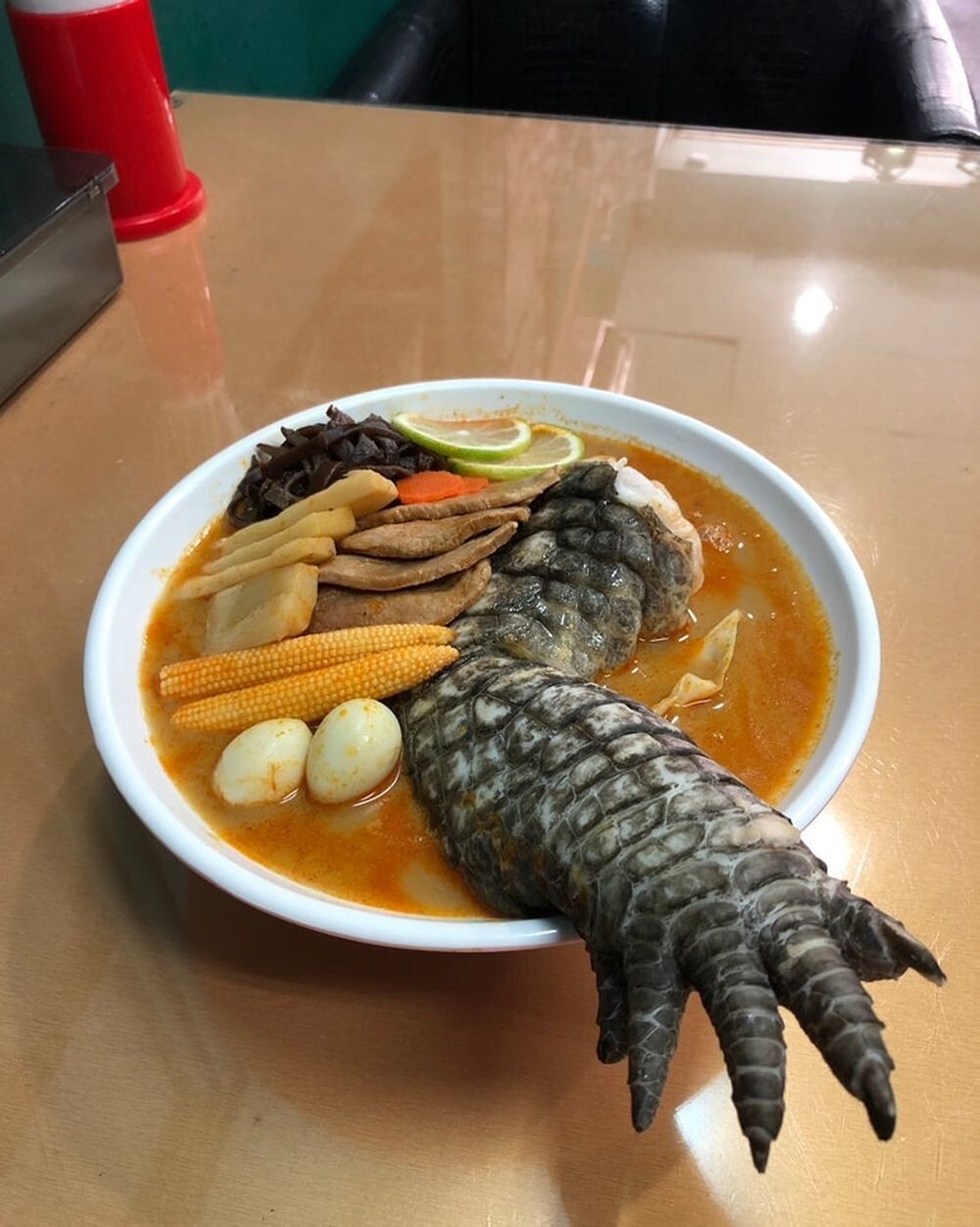 В соцсетях завирусился брутальный тайваньский суп «рамен "Годзилла"»