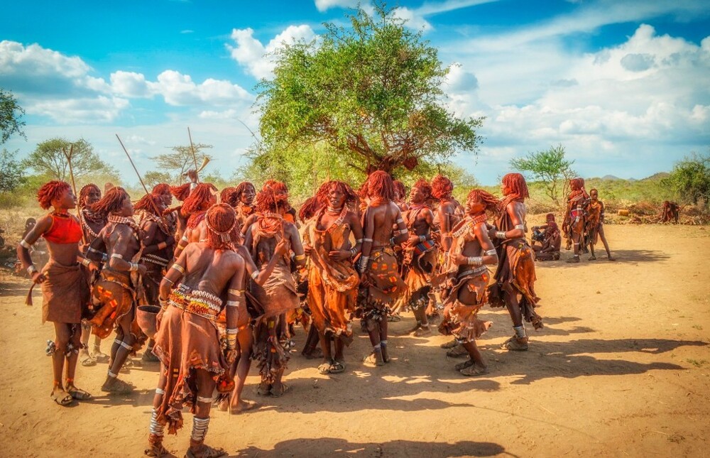 Жуткие традиции Эфиопии: как в племенах лишают невинности невест