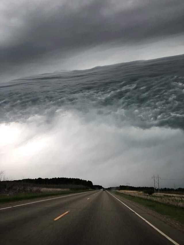 15. Жительница Миннесоты сфотографировала облачное образование, похожее на океан в небе