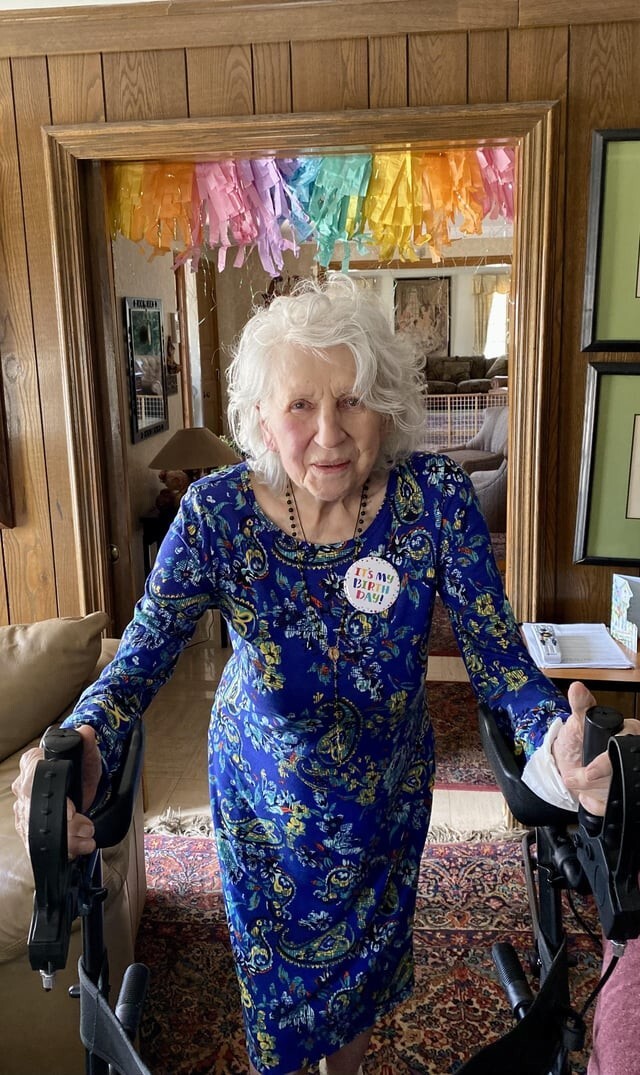 1. "Моей бабушке исполнилось 100 лет - и она хотела показать свою причёску в этот важный день"