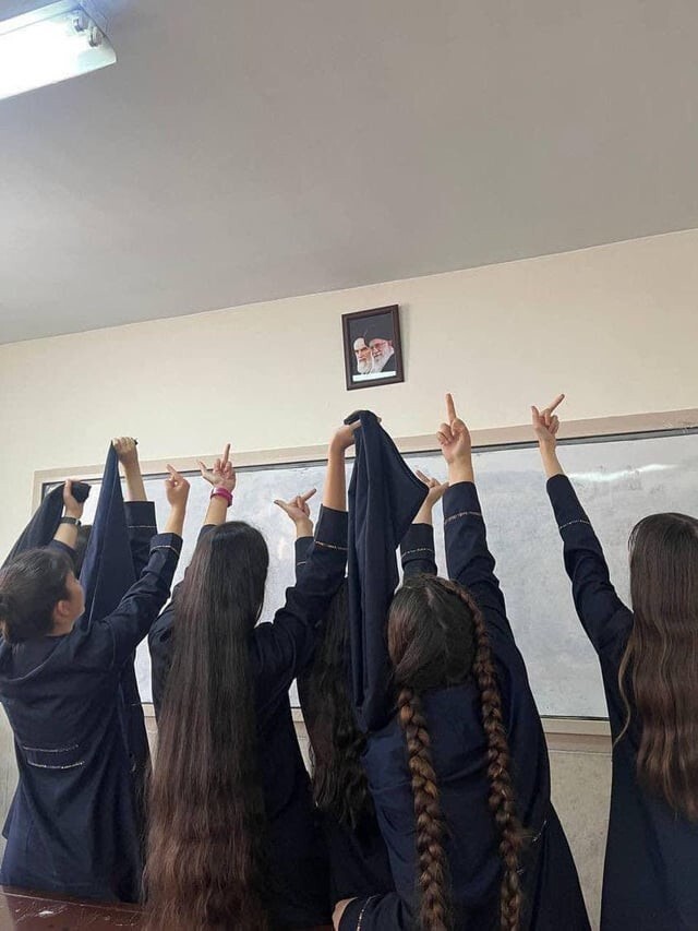 10. Школьницы в Иране выражают своё несогласие