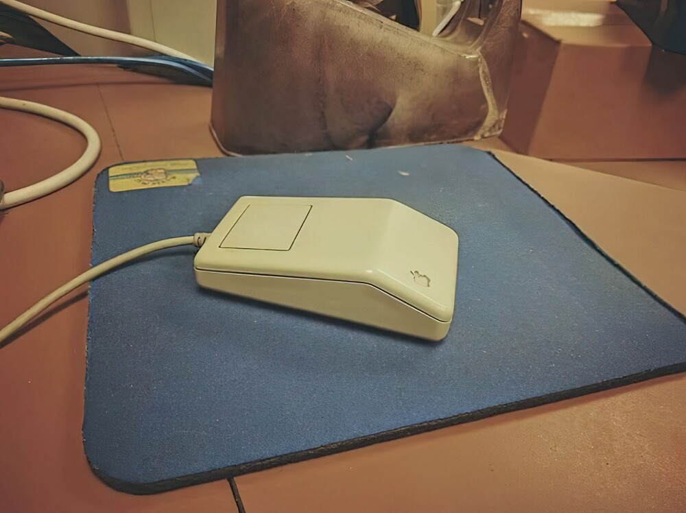 2. «Коллега заявила, что будет пользоваться только официальной мышью Apple. Так что я откопал её в хранилище и оставил на её столе»