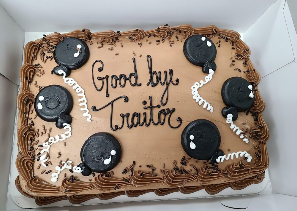 20. «Сегодня мой последний день на работе, и коллеги принесли торт с надписью "Прощай, предатель". Я буду скучать по этим придуркам»