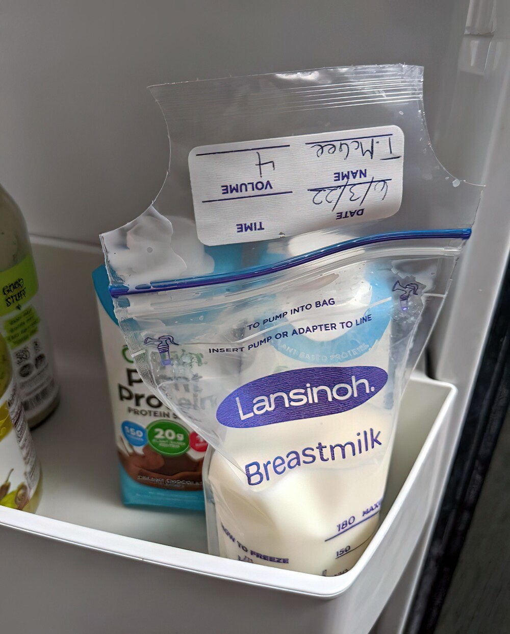 8. «Мой коллега хранит сливки для кофе в пакетиках для сцеженного грудного молока в общем холодильнике»
