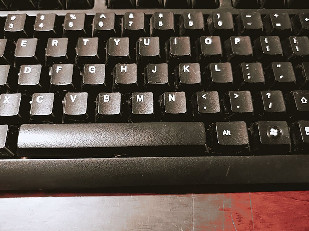 1. «Пришёл в офис пораньше и переставил столько клавиш M и N на клавиатурах, сколько смог. Я номстр!»