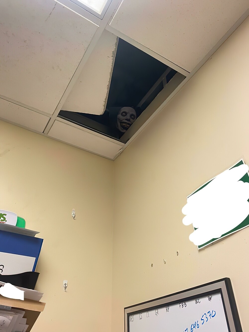 9. «Недели две назад в офисе зачем-то сдвинули плитку на потолке и так оставили. Я решил немного повеселиться»
