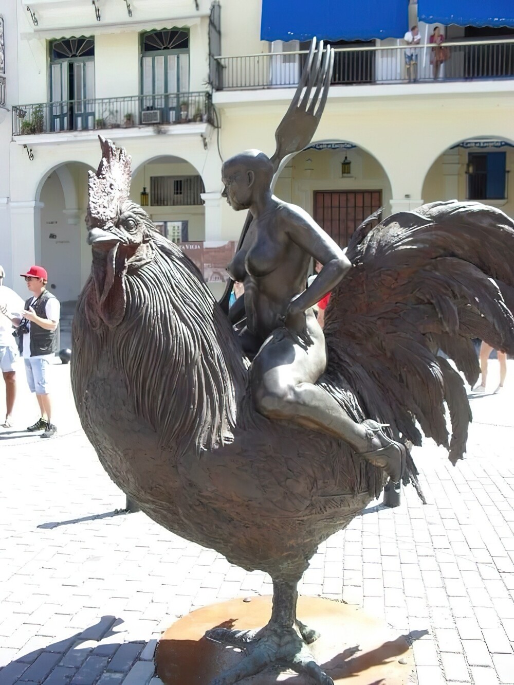 4. Где-то на Кубе. Голая женщина с вилкой на огромном петухе