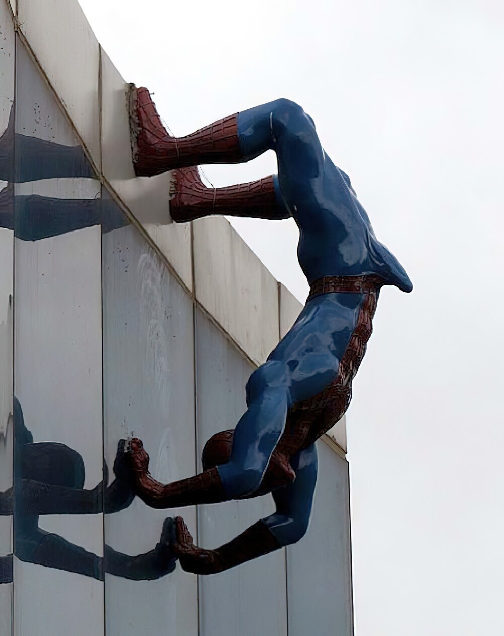 8. Южная Корея: Человек-паук от скульптора Ынсука Ю