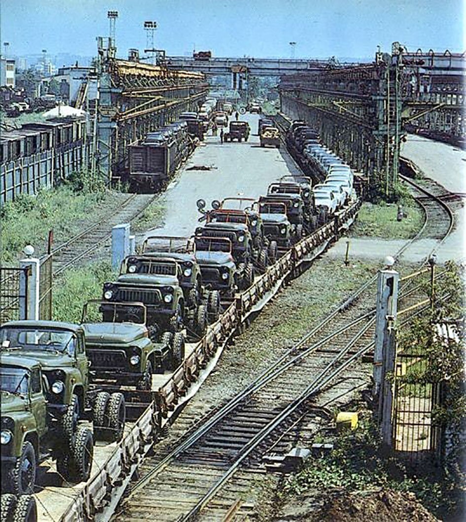 Отгрузка шасси грузовых автомобилей ГАЗ-53. 1970-е.  Горький, СССР. 