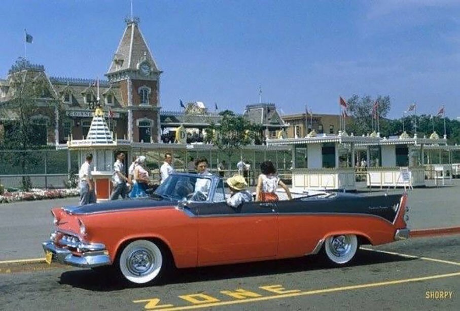 У входа в Диснейлэнд. Южная Калифорния, июнь 1956 год