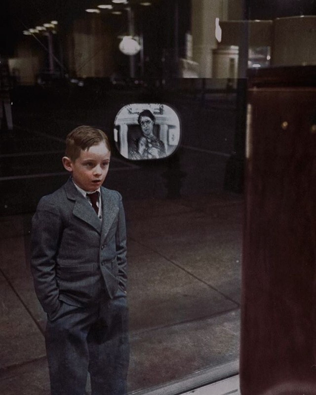 Мальчик смотрит телевизор в первый раз в витрине магазина, 1948 год