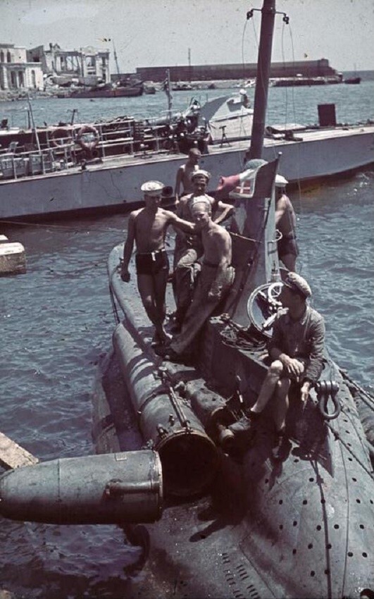 Итальянские военные моряки из Quarta Flottiglia (четвёртого флота) MAS, на микро-подводной лодке класса СВ. Оккупированный Крым. Вторая мирововая война. 1942 год