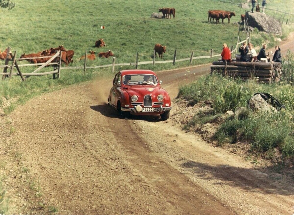 Красный Saab 96 на просёлочной дороге, 1964 год