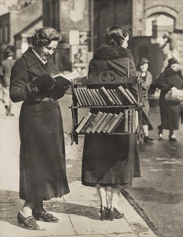 Женщина-ходячая библиотека. Лондон. Великобритания. 1930-е годы