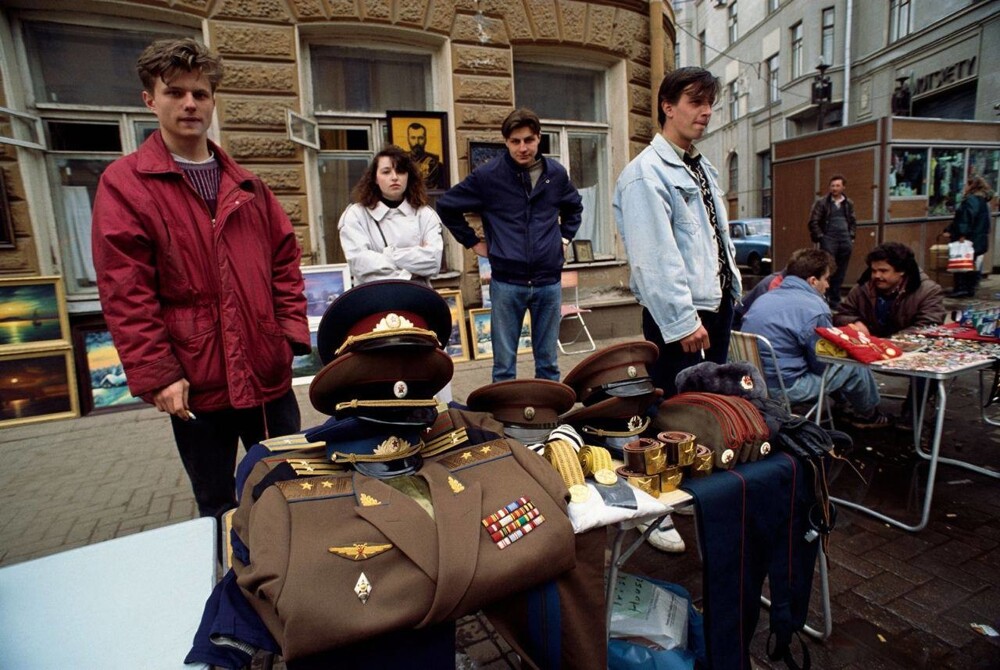  Продавцы продают советскую военную форму на уличном рынке в Москве, 1992 год