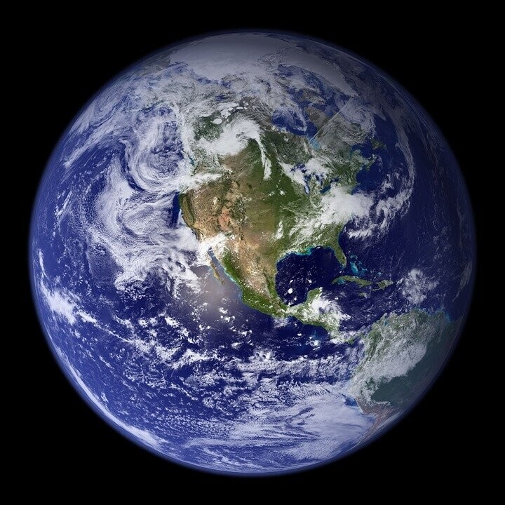1. Наша планета - на самом деле не шар. Она имеет форму сжатого сфероида, или геоида, и "сплюснута" в направлении полюсов