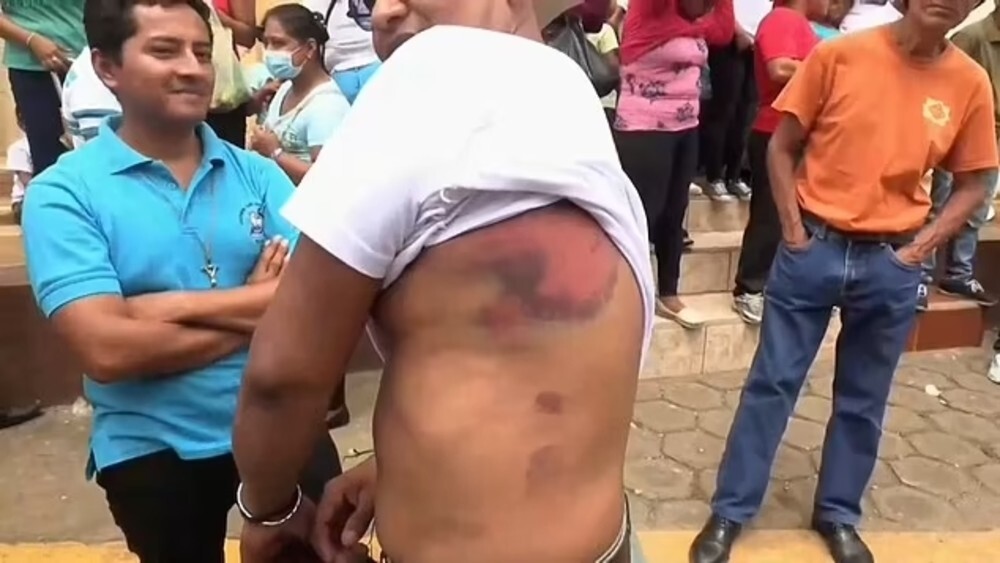 Жители Никарагуа в честь Иоанна Крестителя устроили дуэли на высушенных бычьих гениталиях