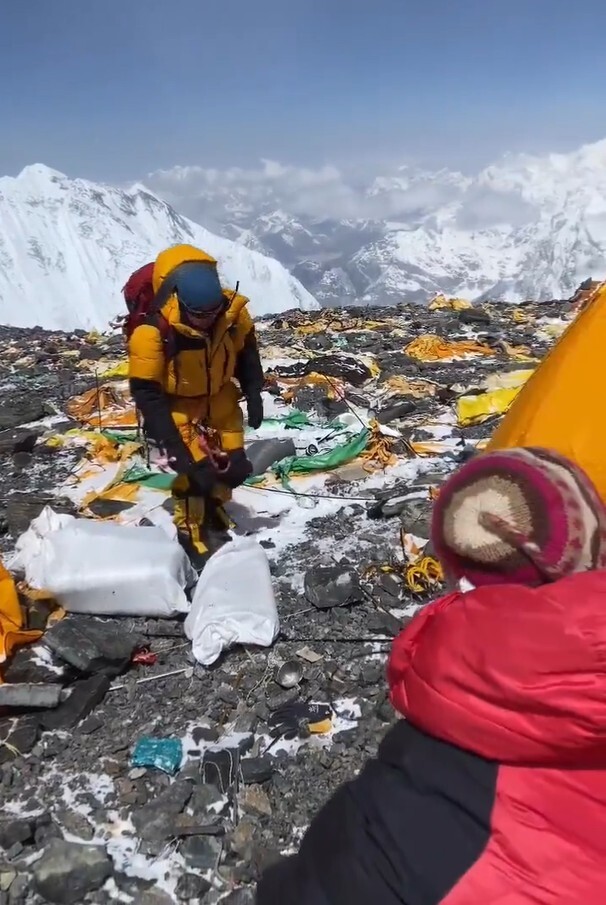 13. Вот в каком состоянии находится один из лагерей на Эвересте. Бескрайние кучи мусора