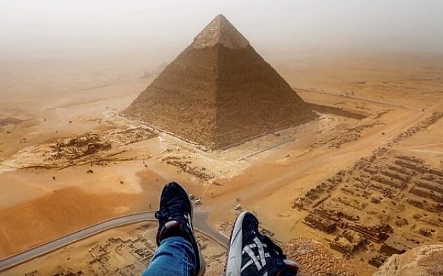 11. Юный турист Андрей Чисельский незаконно залез на египетскую пирамиду в Гизе. Ему пожизненно запретили въезд в Египет