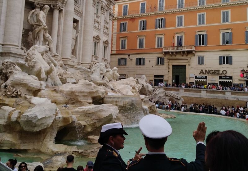 3. В начале июня итальянская полиция оштрафовала на 450 евро (43 тыс. рублей) испанского туриста, который решил искупаться в римском фонтане Треви