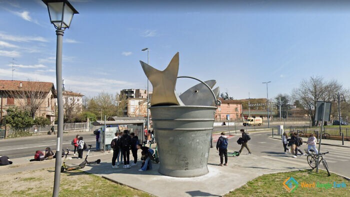 21. Огромная статуя в виде ведра с рыбой. Эмилия-Романья, Италия