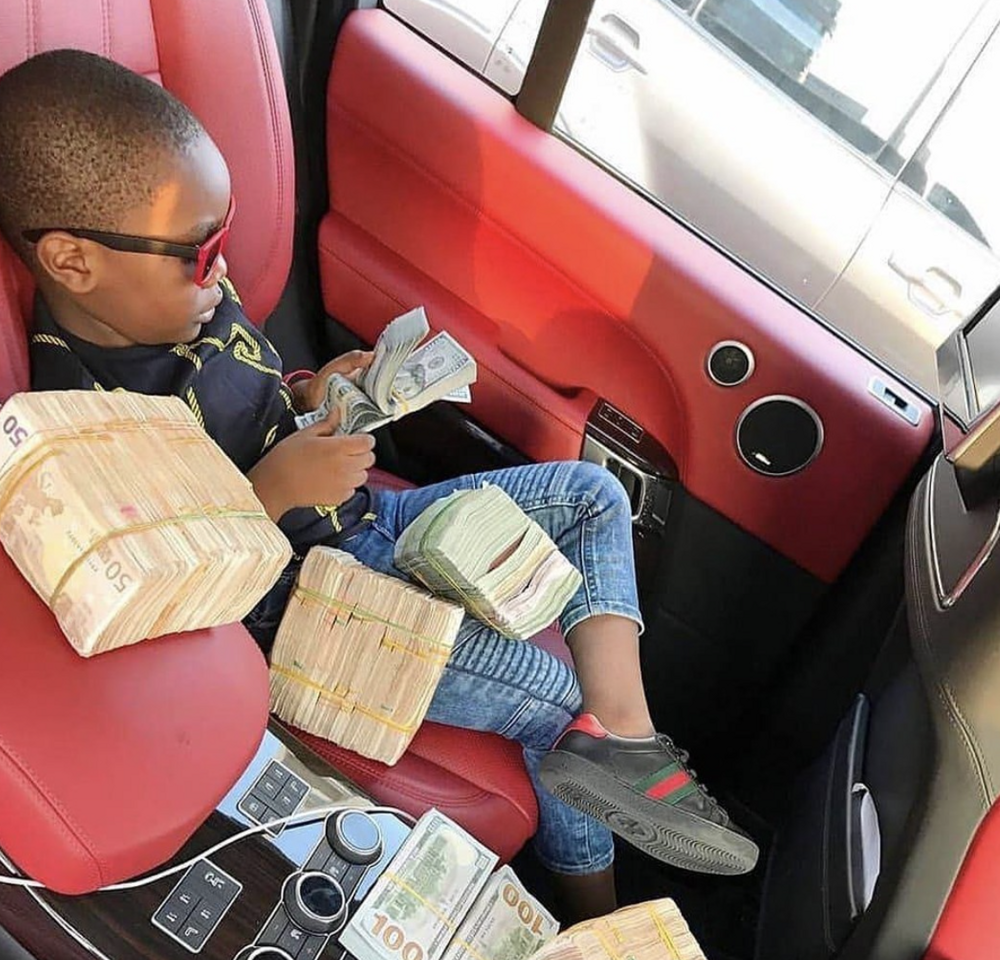 10-летний миллионер из Нигерии живёт в собственном особняке и ездит на "Бентли"