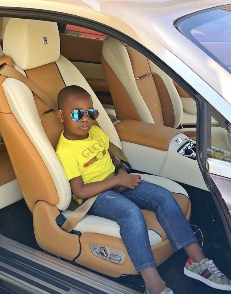 10-летний миллионер из Нигерии живёт в собственном особняке и ездит на "Бентли"
