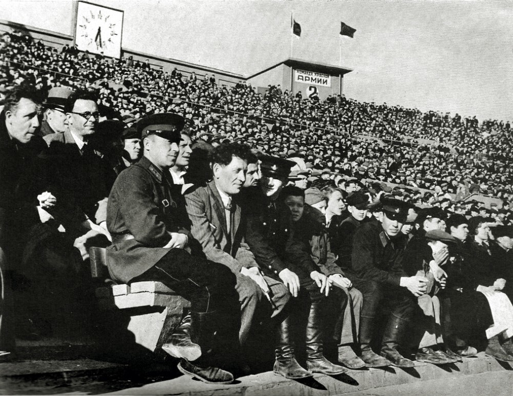 Последние дни мира. Футбольные болельщики на стадионе Динамо. Июнь 1941 года. Фото Маргарет БУРК-УАЙТ