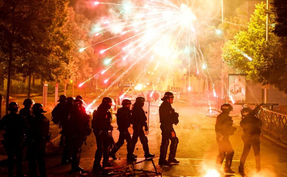 Франция полыхает в огне протестов и беспорядков