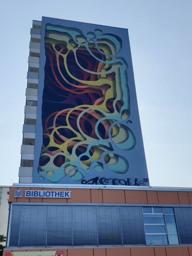 8. В Берлине целые жилые комплексы преображают с помощью граффити