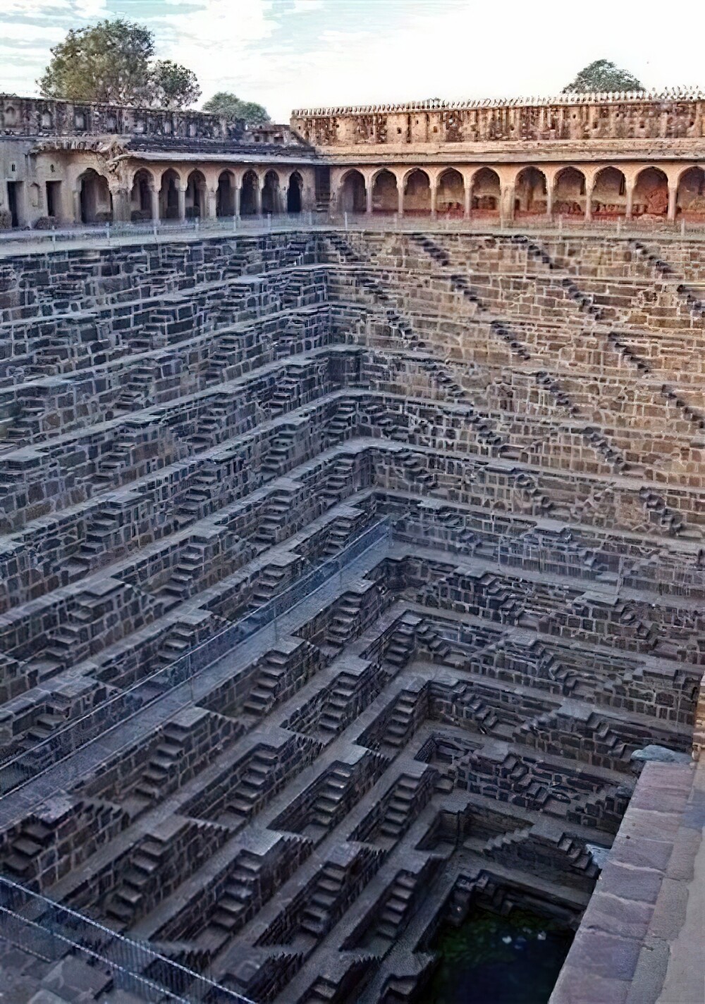 14. Это ступенчатый колодец в Раджастане, Индия, самый глубокий в мире. Он называется Чанд Баори и был сделан рабами в городе Джайпур